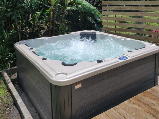 Spa Zala I 5 places en eau dans un jardin tropical, visuel d'ambiance non contractuel